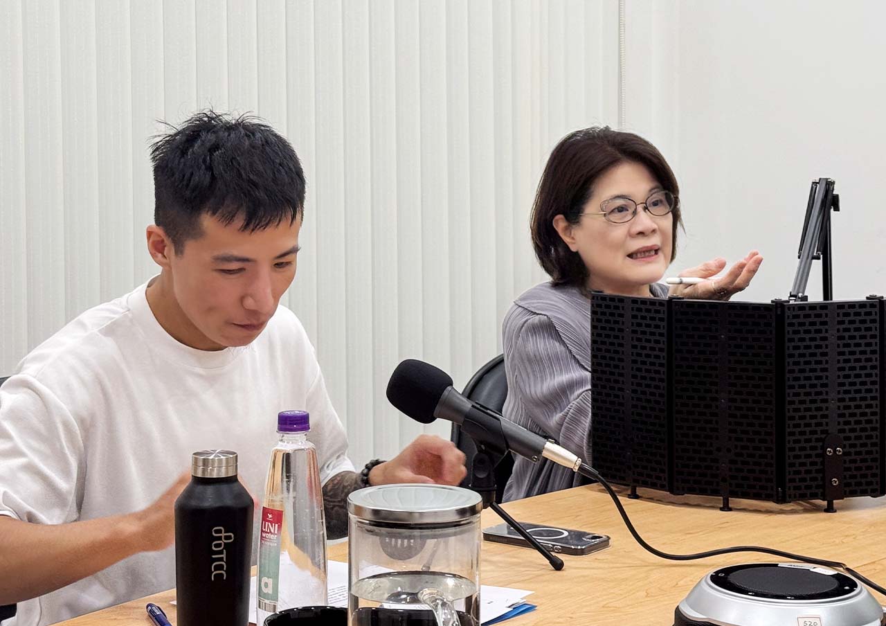 Podcast《媽很想聊》穿過裂縫的微光，從失序到重建